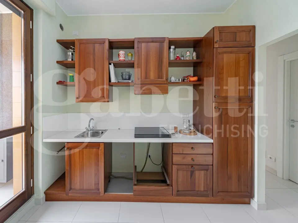 Cuisine - Modernised Apartment with Balcony in Monza