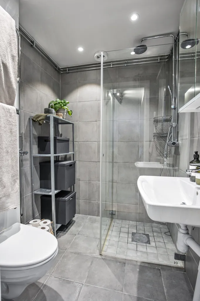 Salles de bain - Modern Apartment with Balcony in Western Location