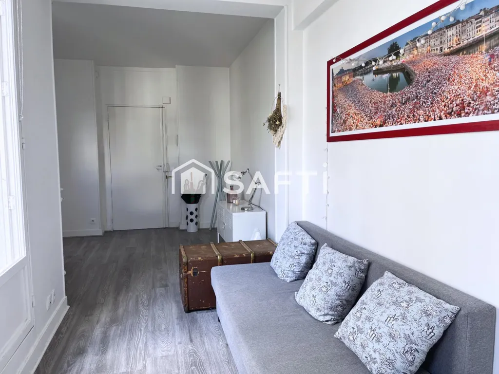 Living Room - Studio with Balcony in Paris 7th Arrondissement