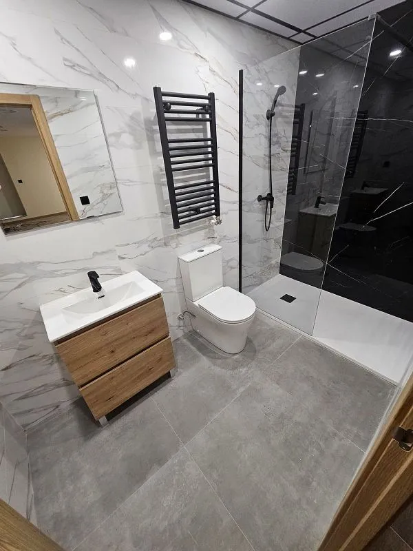Bathrooms - Bright 2-Bedroom Flat in Jesús District, Zaragoza