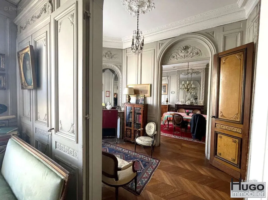 Soggiorno - Haussmannian Apartment with Tram Access in Bordeaux
