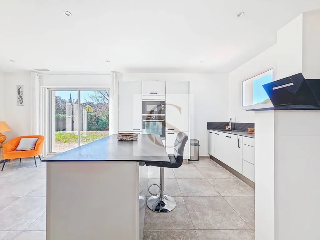 Cuisine - Maison Récemment Construite avec Jardin à Cotignac
