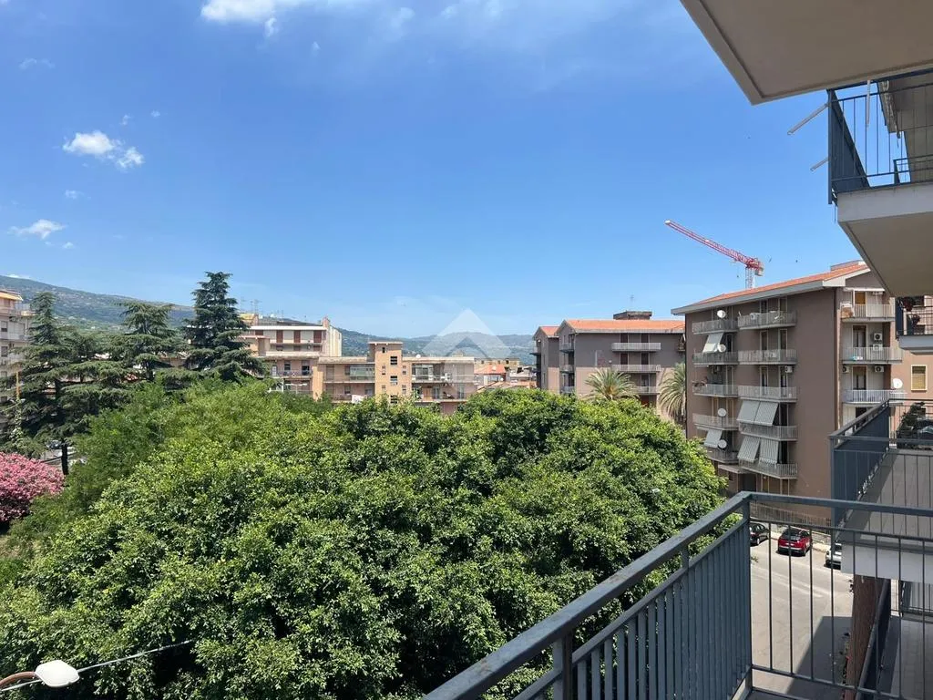 Rõdu - Modernised Apartment with Balcony in Giarre