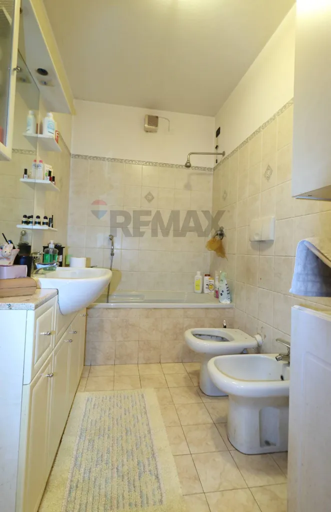 Salles de bain - Spacious Ground Floor Flat with Terrace in Quiet Area