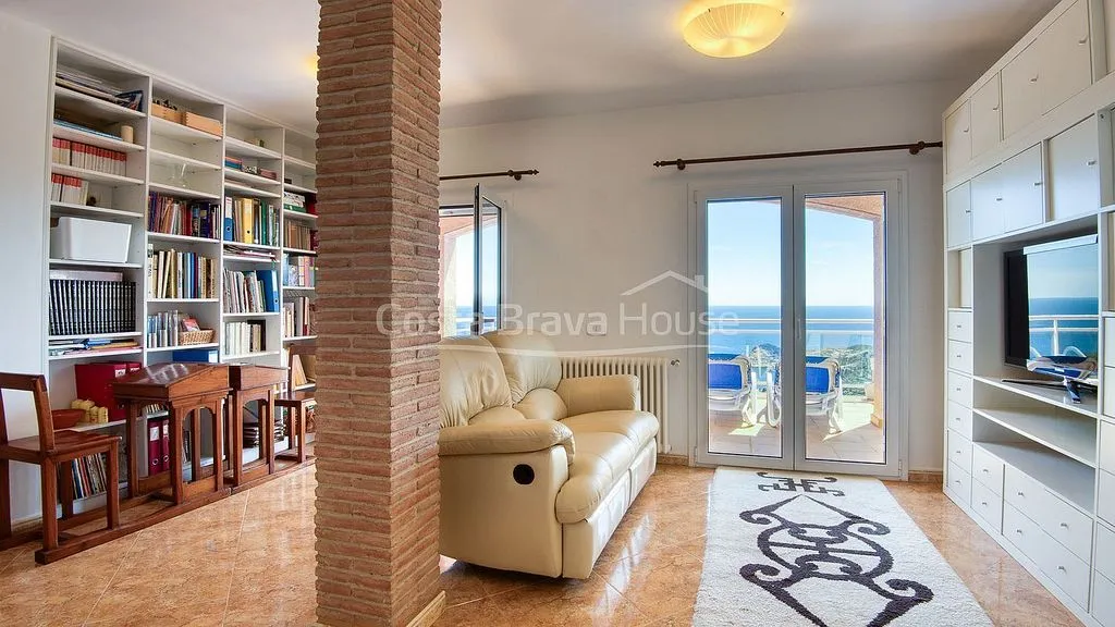 Wohnzimmer - Villa with Pool and Sea Views in Sa Tuna