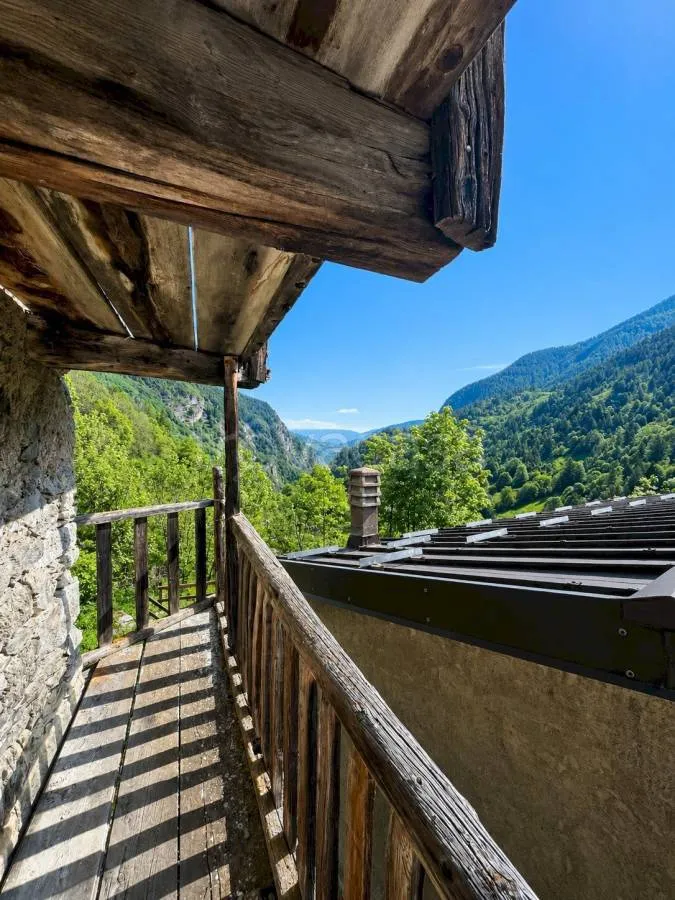 Balcon - Alpine Baita with Mountain Views in Canosio