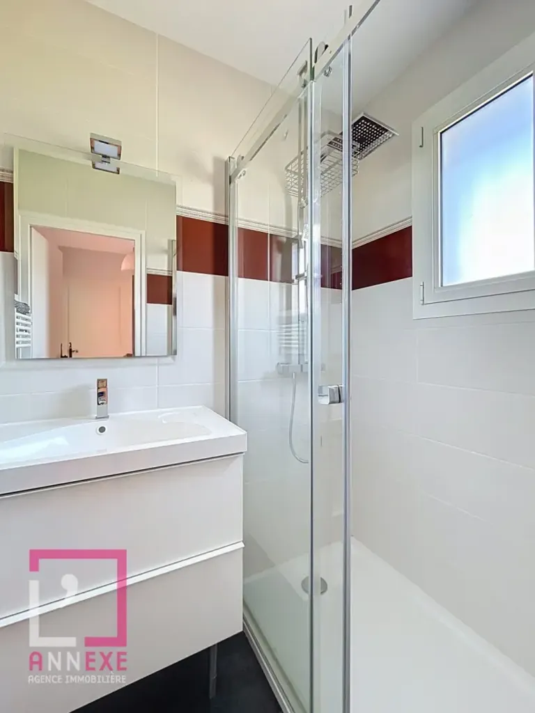 Bathrooms - 8-room house in Rochetaillée-sur-Saône