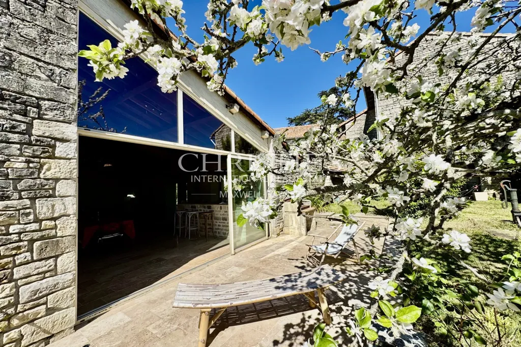 Terrazza - Historic Manor with Courtyard in Tusson, Charente