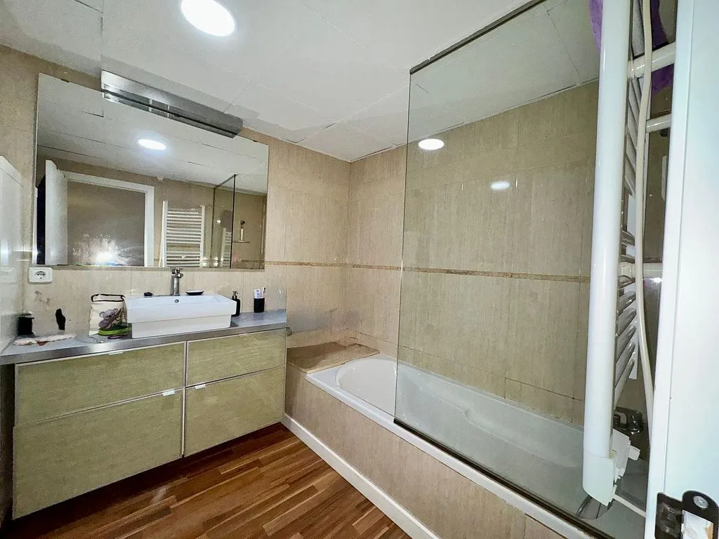 Bathrooms - Ample Furnished Flat in Murcia Centre