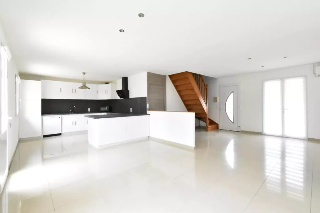 Köök - Property with Garden and Balcony in Central Location