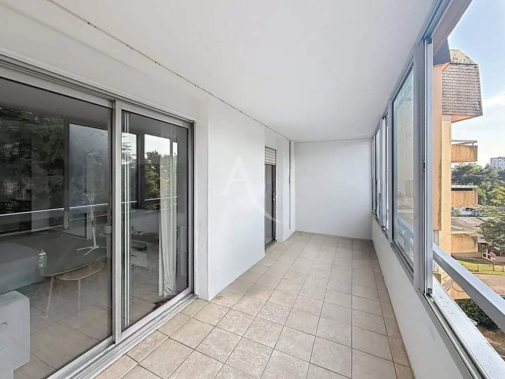 Rõdu - Renovated 4-Bed Flat with Loggia in Pau