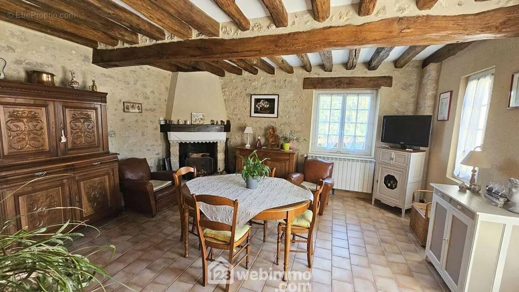 Sala da pranzo - Stone House with Terraces in Nemours