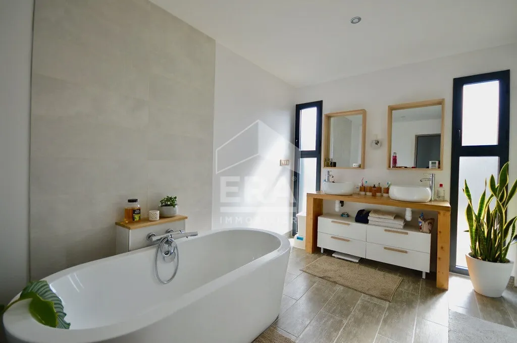 Salles de bain - Maison Rénovée avec Piscine à Gujan-Mestras