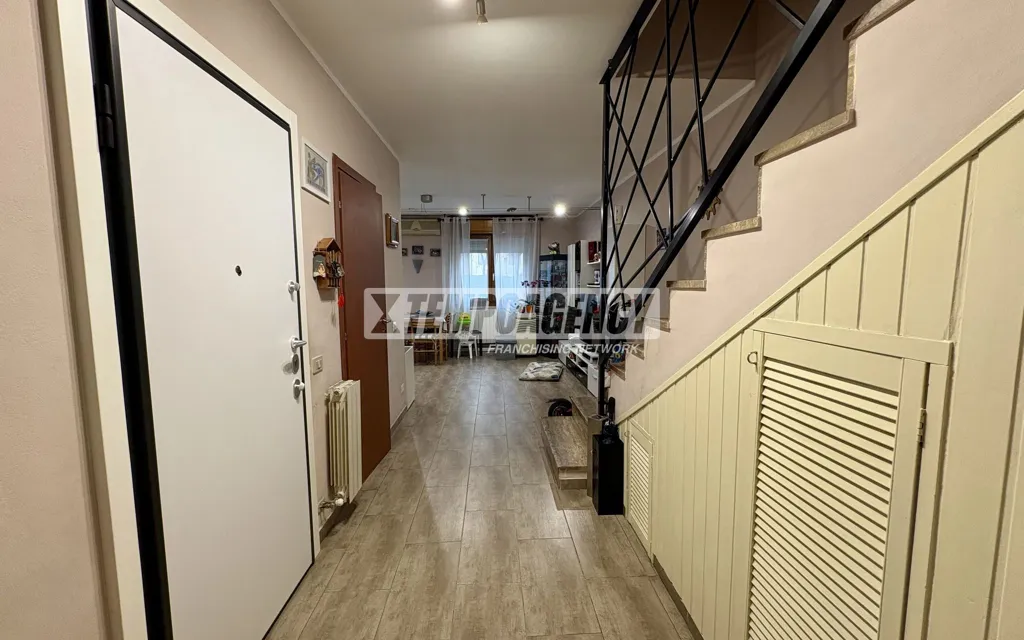 Esik - Two-Level Apartment with Garden in Pieve Emanuele