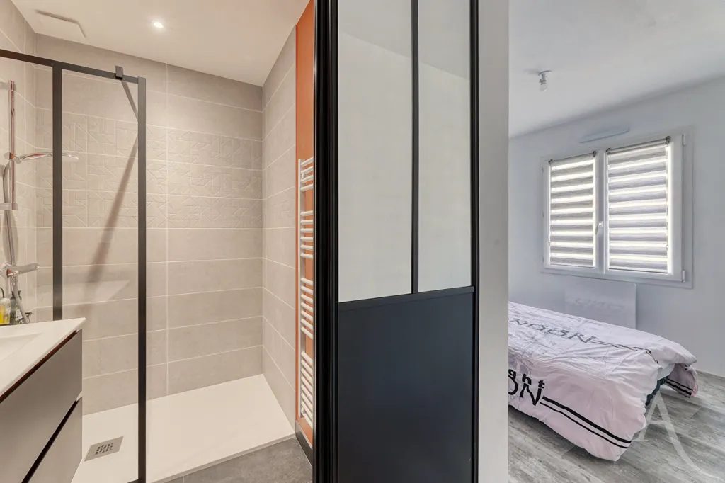 Salles de bain - Maison Rénovée avec Piscine à Chavagnes-en-Paillers