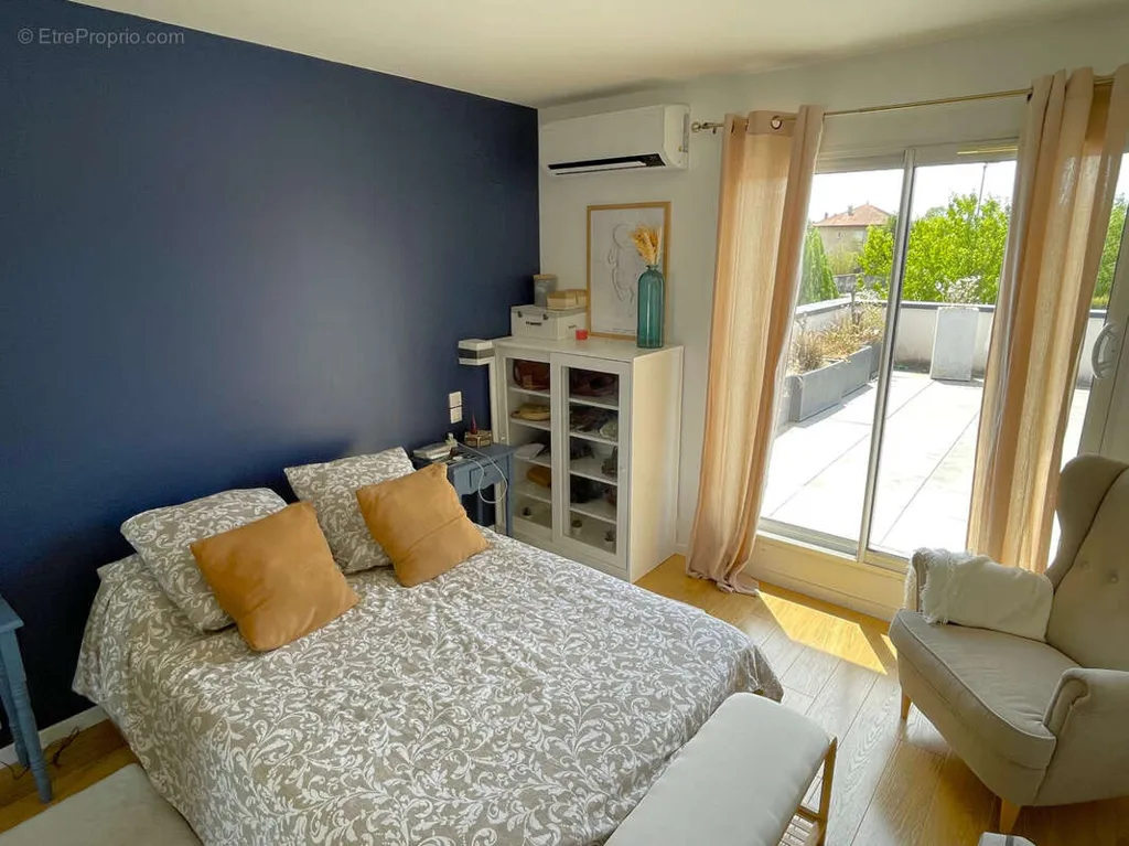 Chambres - Maison Contemporaine avec Piscine à Saint-Priest