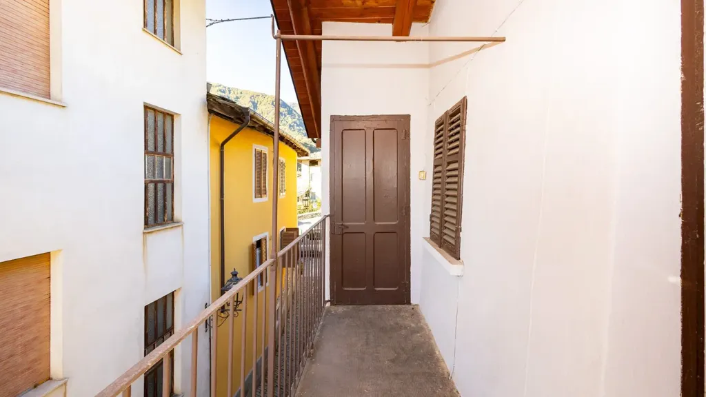 Balcon - Restructured House in Frassino Centre