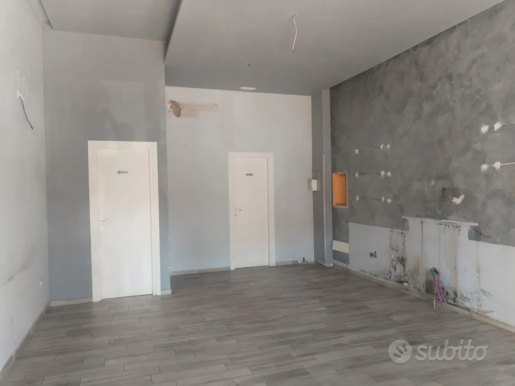 Rooms - Commercial Space on Main Square in Atripalda