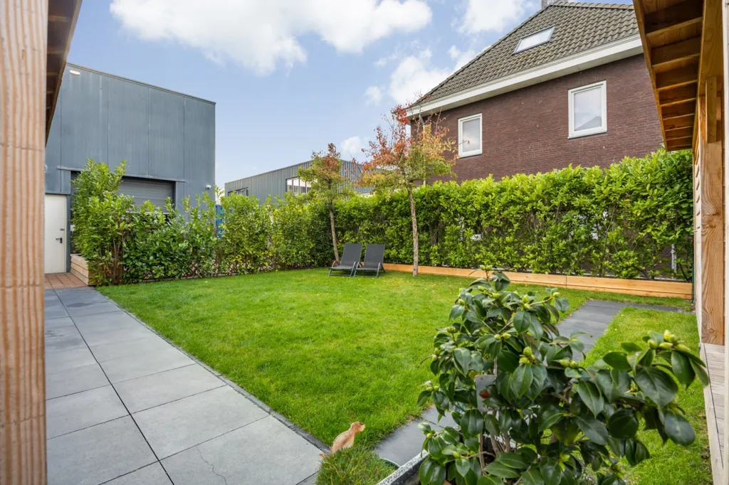 Aed - Detached House with Business Hall in Breda