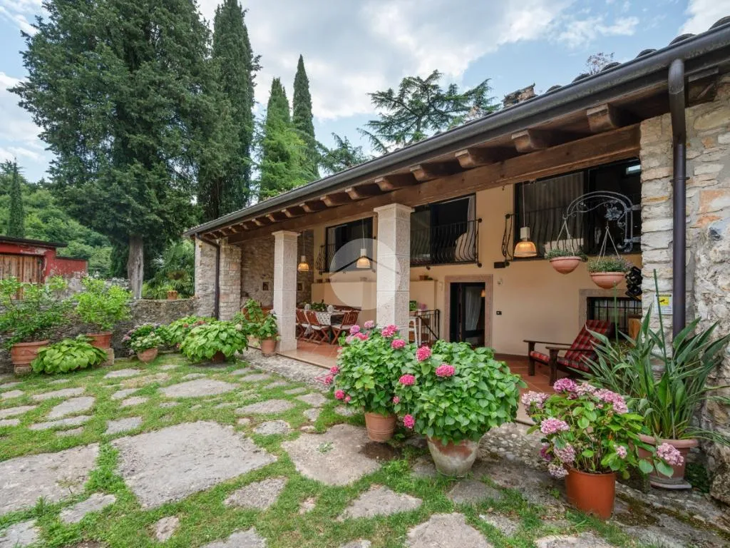 Terrazza - Rustic Corte with Pool in Costermano