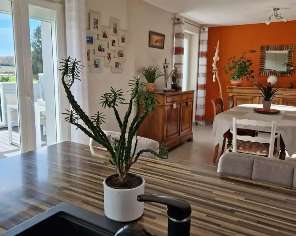 Salle à manger - Maison avec Piscine et Jardin à Menetrol