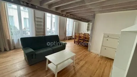 Séjour - Duplex Meublé avec Poutres Apparentes à Paris 13e