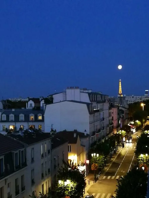 Bright 2-Bed Apartment with Eiffel View in Puteaux