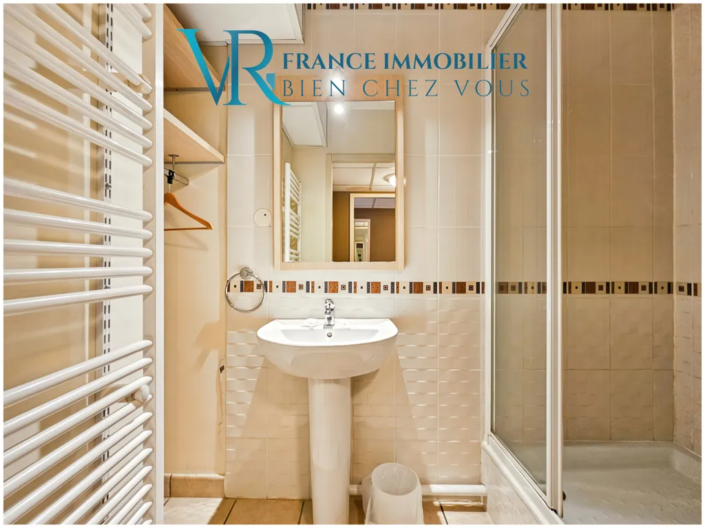 Salles de bain - Duplex Meublé avec Terrasse et Parking à Proximité du Lac