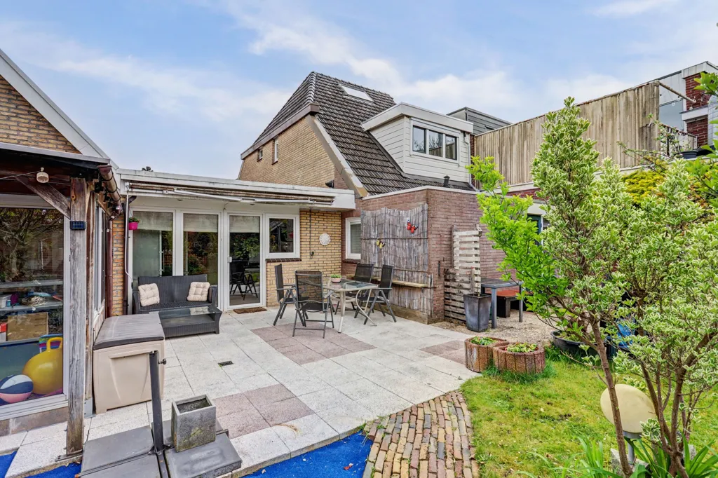 Garden - Two-Storey House with Garden in Almelo