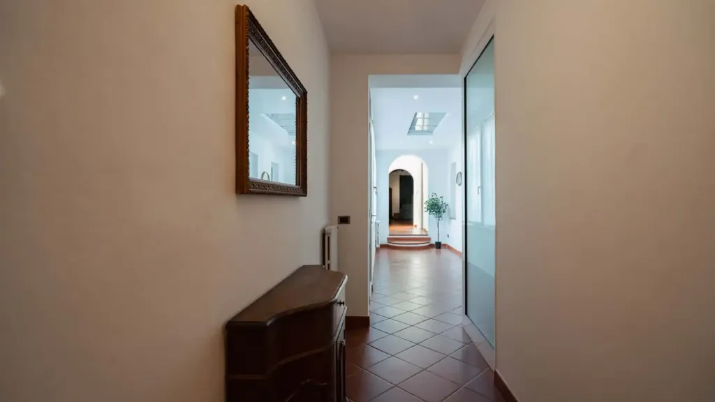 Esik - Arty Apartment with Balcony in Florence