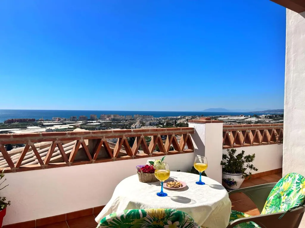 Rõdu - South-Facing Villa with Sea Views in Torrox Park