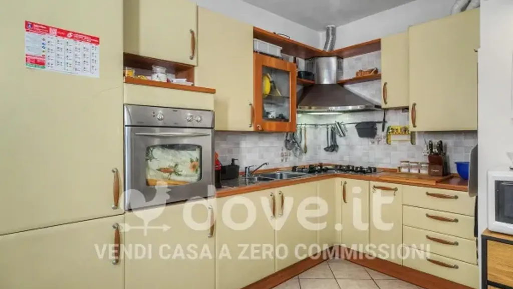Cuisine - Bright 2-Bedroom Apartment with Balcony in Binago