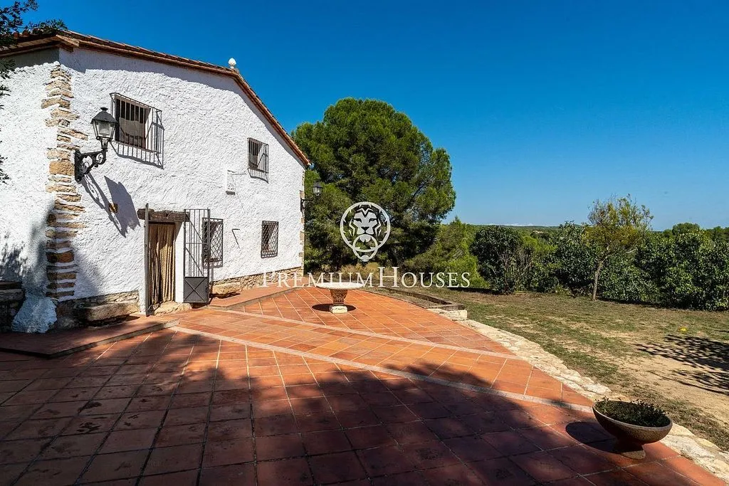 Välivaade - Luxury Farmhouse with Pool near Catllar