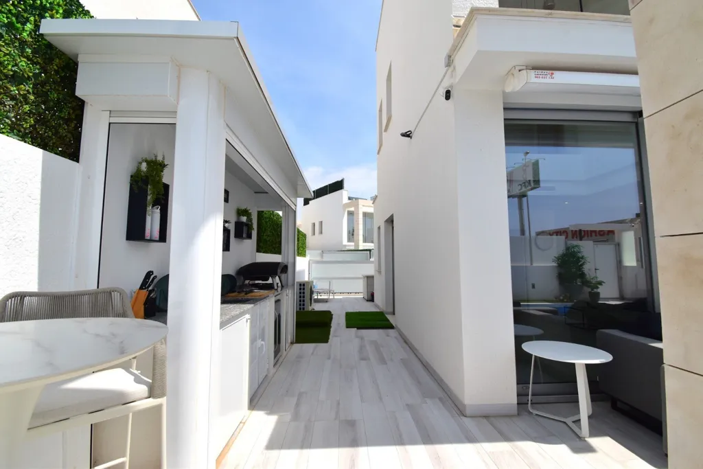 Terrasse - Modern Villa with Water View in Orihuela Costa