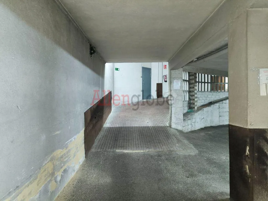 Garaaž - Garage with Automatic Gate in Oviedo