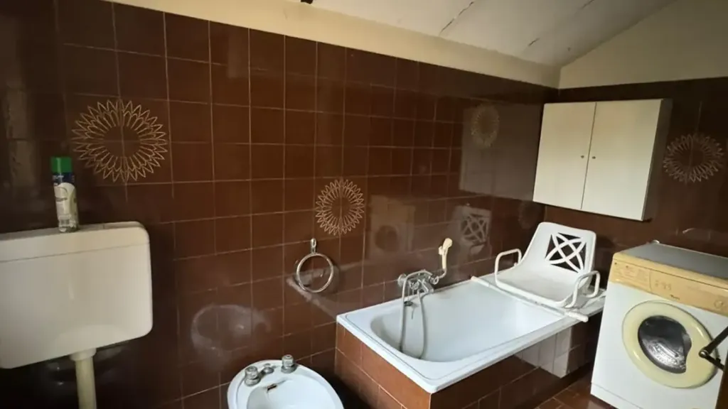 Salles de bain - Rustic Cottage for Renovation in Casale Monferrato