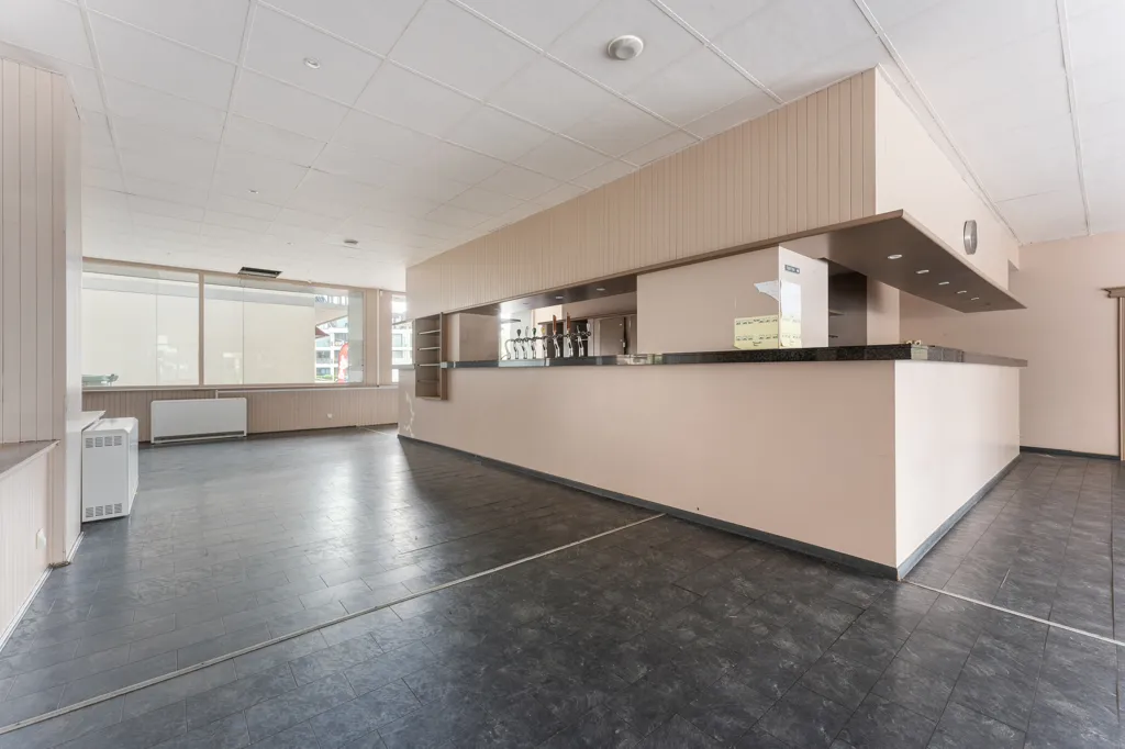 Toad - Commercial Ground Floor in De Panne