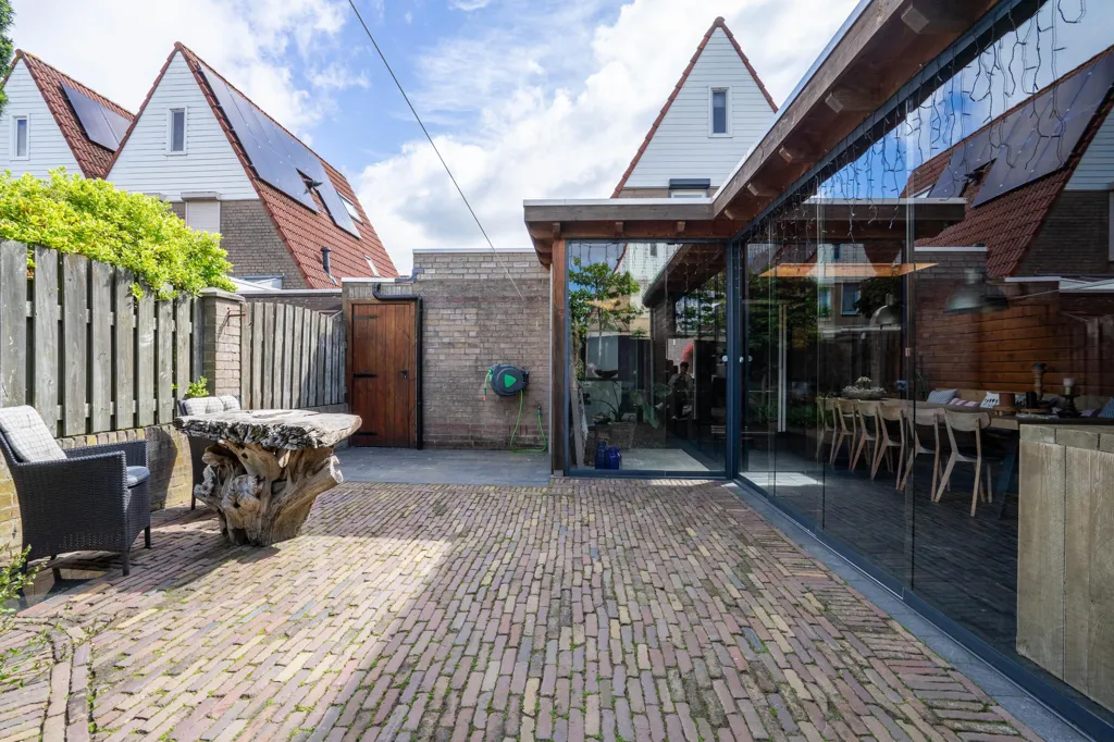 Aed - Linked Semi-detached House with Serre in Helmond