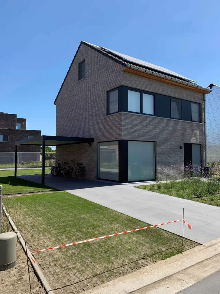 Välivaade - Contemporary Home with Solar Panels in Belgium