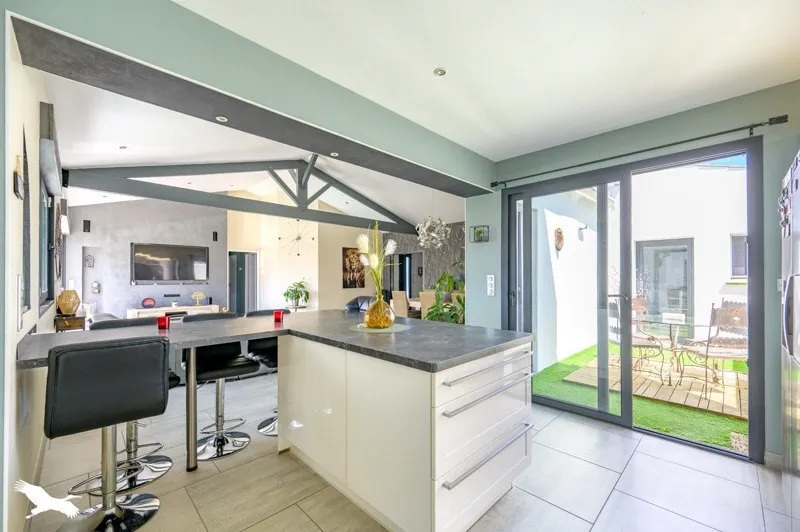 Köök - Contemporary Bungalow with Pool in Suburb