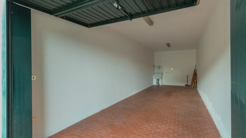 Garage - Two-Level Apartment with Garage in Spresiano
