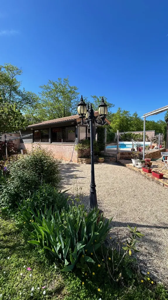 Piscine - Villa avec Piscine et Jardin à Flacé