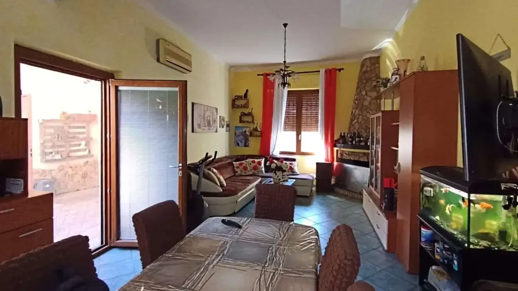 Söögituba - Rustic-Style Apartment with Courtyard in Monserrato