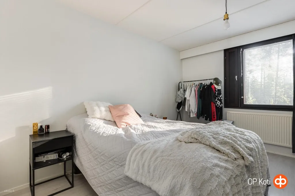 Magamistoad - Renovated Flat with Glazed Balcony in Mäntylä