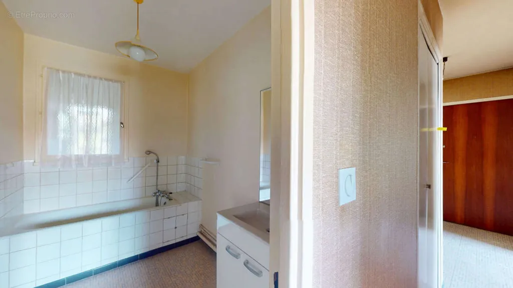Salles de bain - Appartement Traversant avec Balcon à Besançon