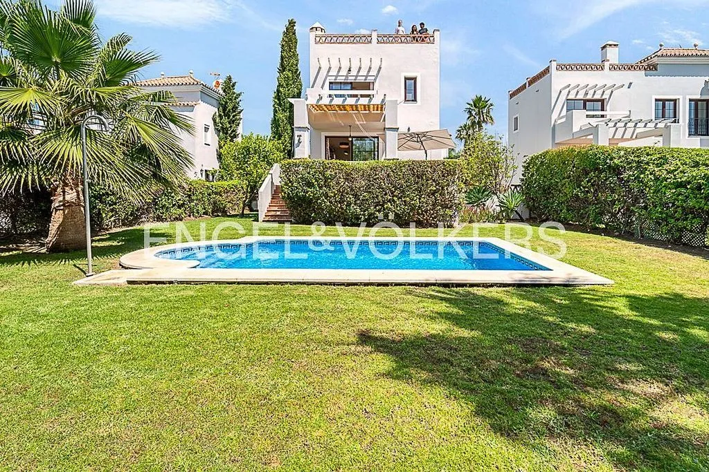 Aed - Villa with Pool and Sea Views in Estepona