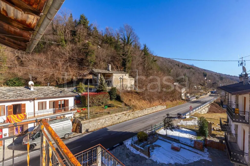 Balcon - Detached House with Three Garages in Frassino