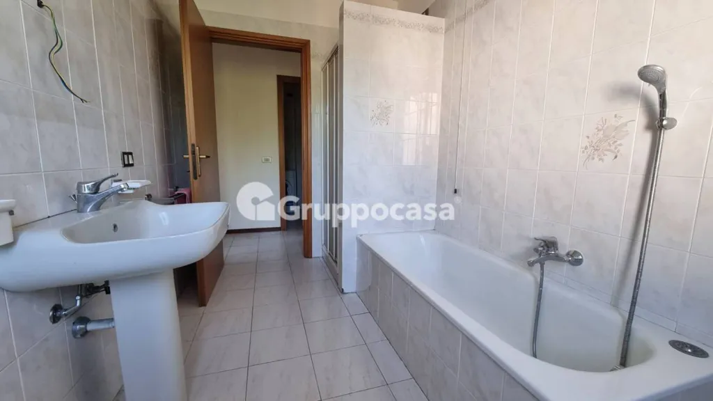 Salles de bain - Bright Apartment with Balcony in Trecate