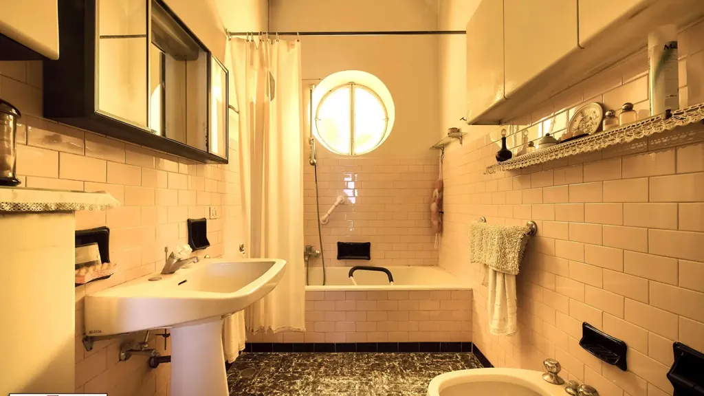 Salles de bain - Bifurcated Villa with Garden in Villa Guardia