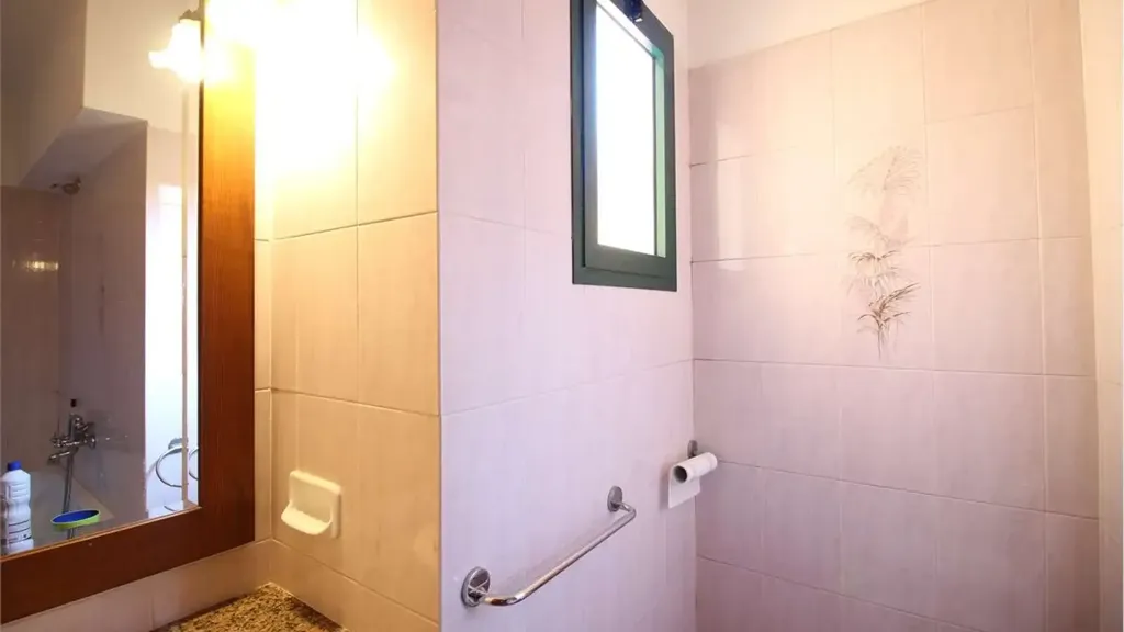 Salles de bain - Spacious Apartment with Courtyard in Buti